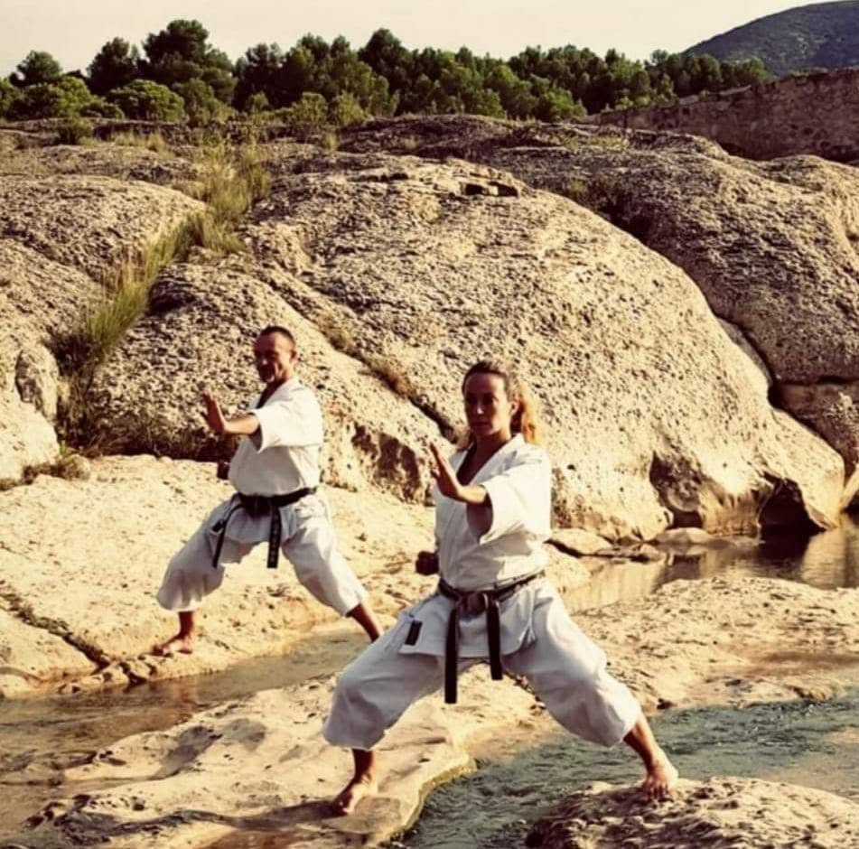 Sensei de Mushin practicando karate